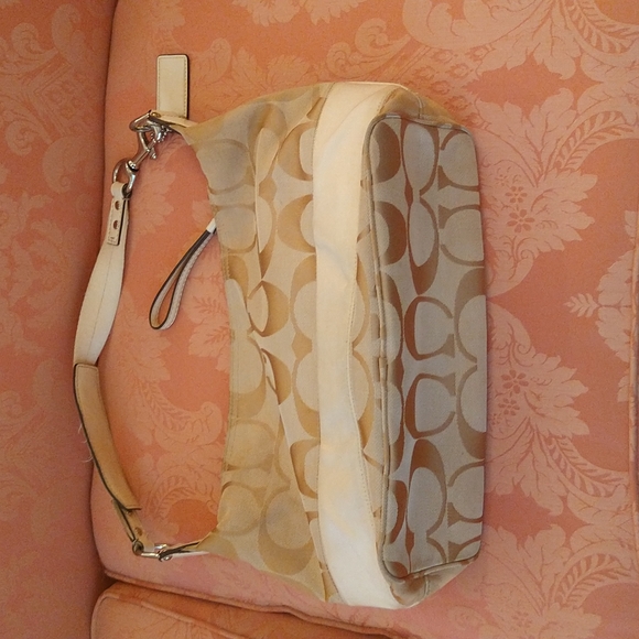 VGUC. Coach signature C canvas shoulder bag. - Picture 3 of 16